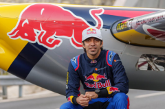 奥地利Red Bull签约特技飞行员用时不到44秒穿两隧道，获